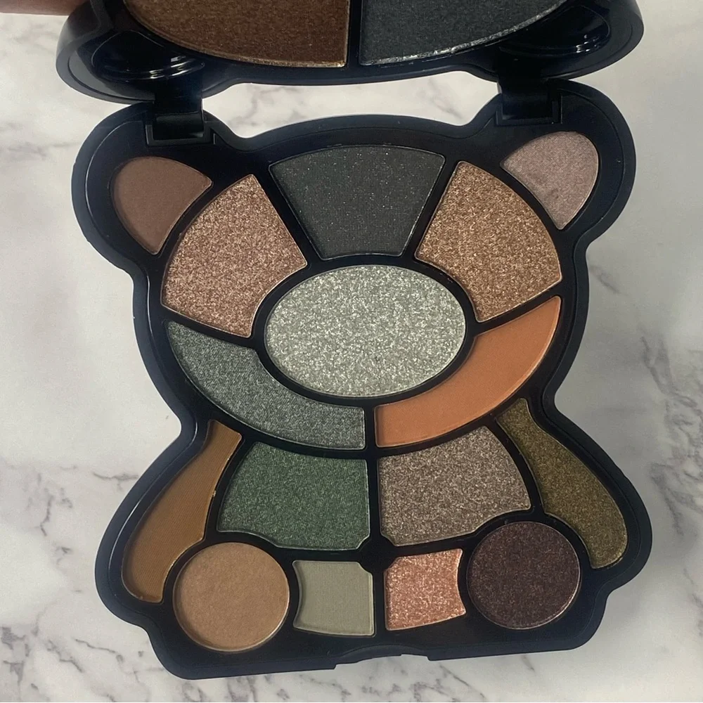 I Heart Revolution Teddy‎ Bear Eyeshadow Palette Jett